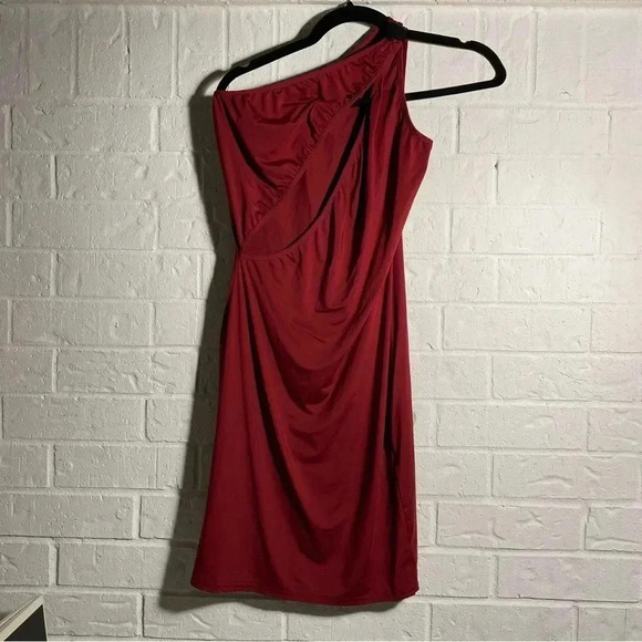 Red Bodycon Mini Dress Size Medium With Chest Cutout Sexy Black Shoulder Flirty - Picture 14 of 14
